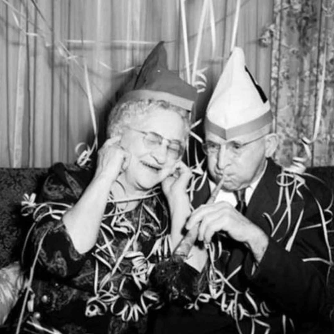 Un couple qui fait la fête