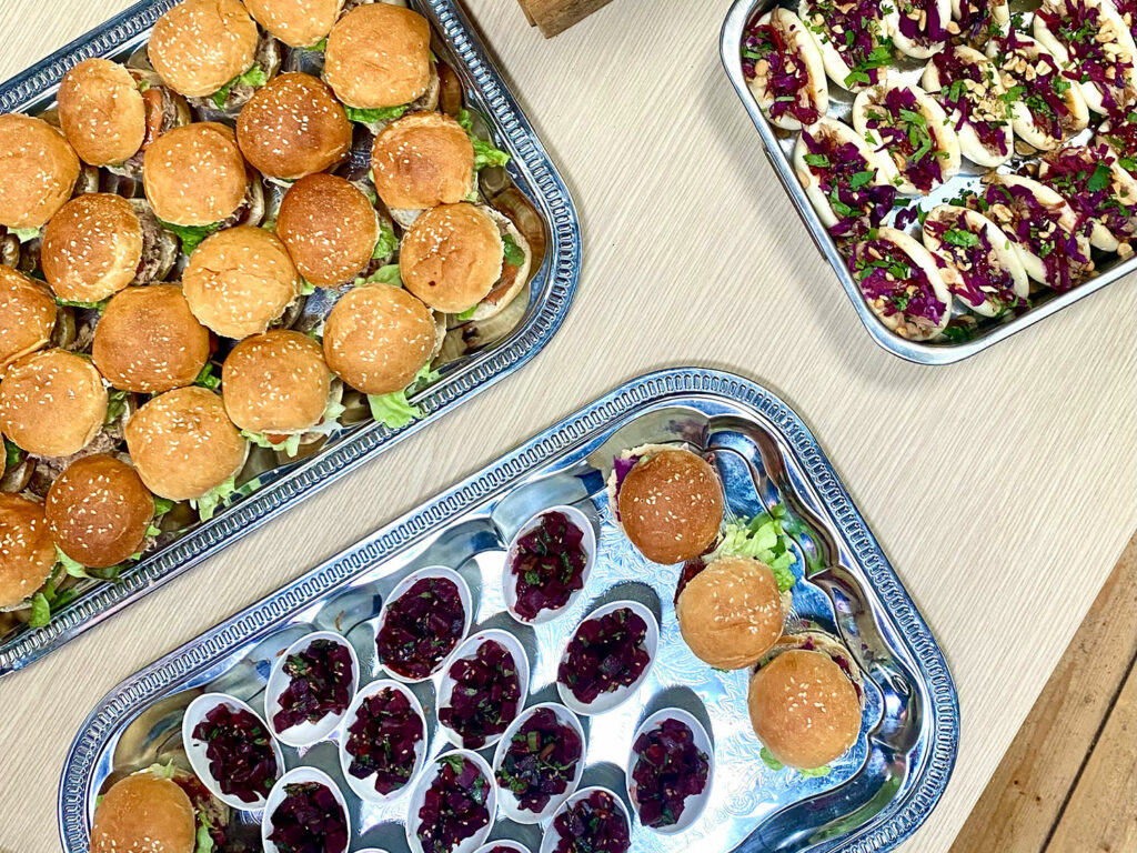 Cocktail traiteur avec des burgers